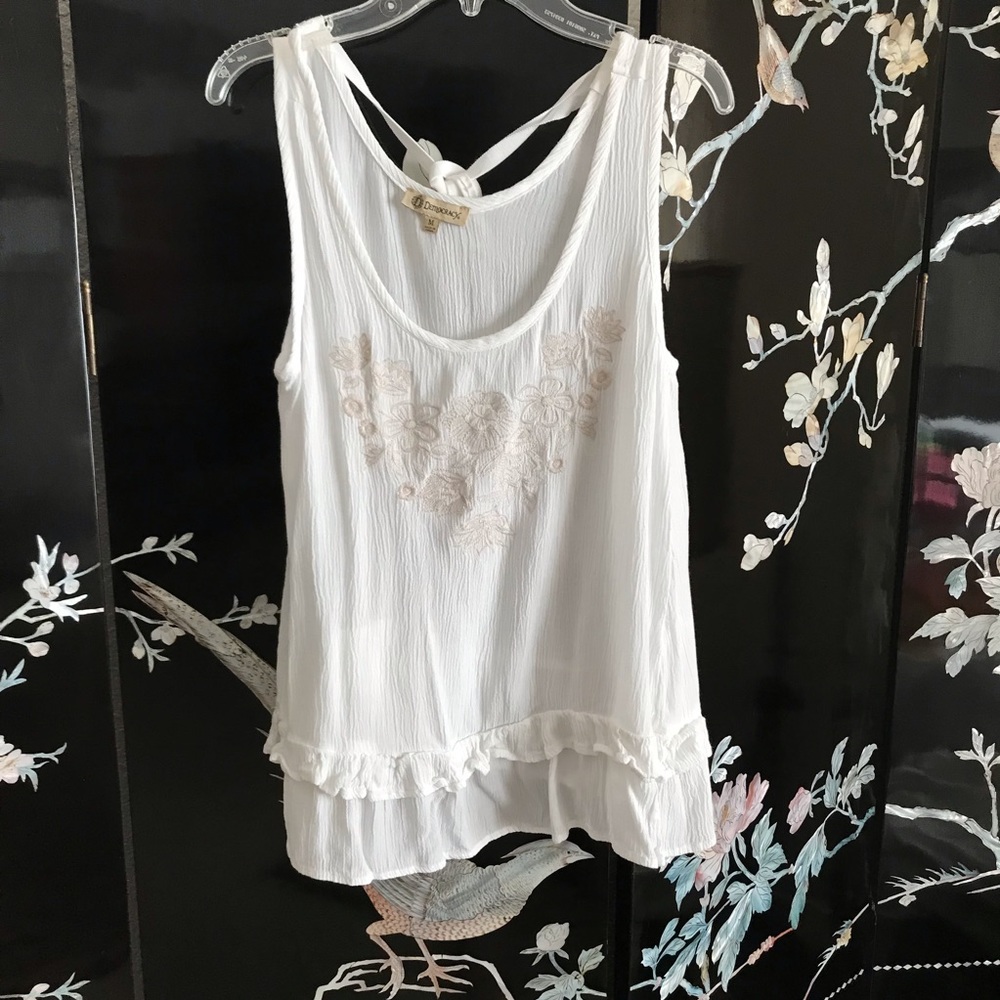 🦢Sleeveless top embroidery.